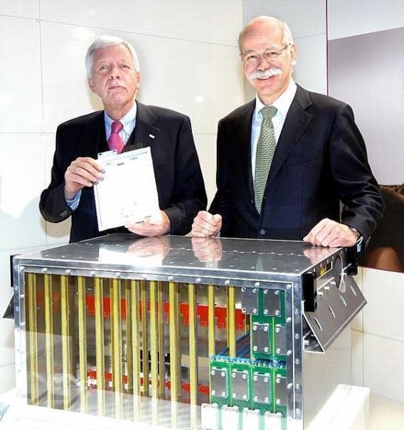 Daimler-Chef Dr. Dieter Zetsche (rechts) und Evonik-Vorstandsvorsitzender Werner Müller wollen die Produktion von Lithiumionen-Zellen für Elektrofahrzeuge forcieren. Foto: UnitedPictures